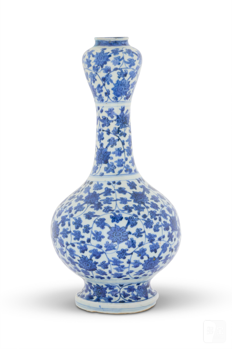 VASE BOUTEILLE EN PORCELAINE BLEU BLANC À DÉCOR DE RINCEAUX DE FLEURS  CHINE, DYNASTIE MING, ÉPOQUE WANLI (1573-1619)